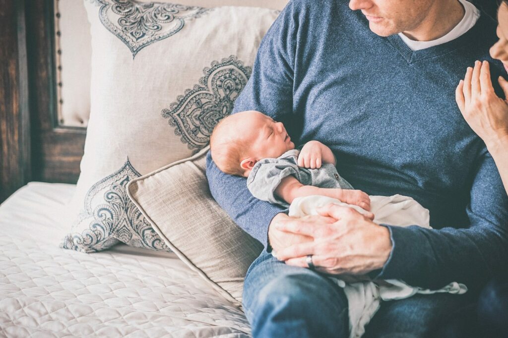 Alles über den Geburtsvorbereitungskurs – 8 Väter berichten 7 papa haelt kind