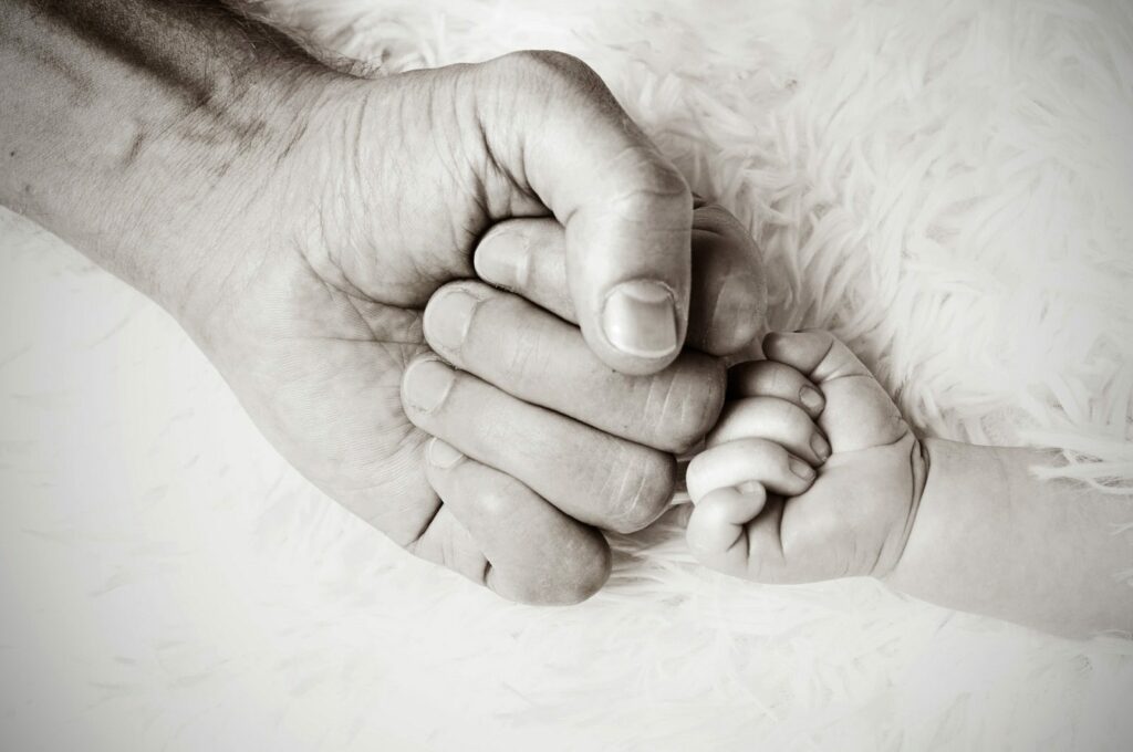 Fehlende Vaterrolle – wenn Jungs der Papa fehlt 7 vater und baby mit faust