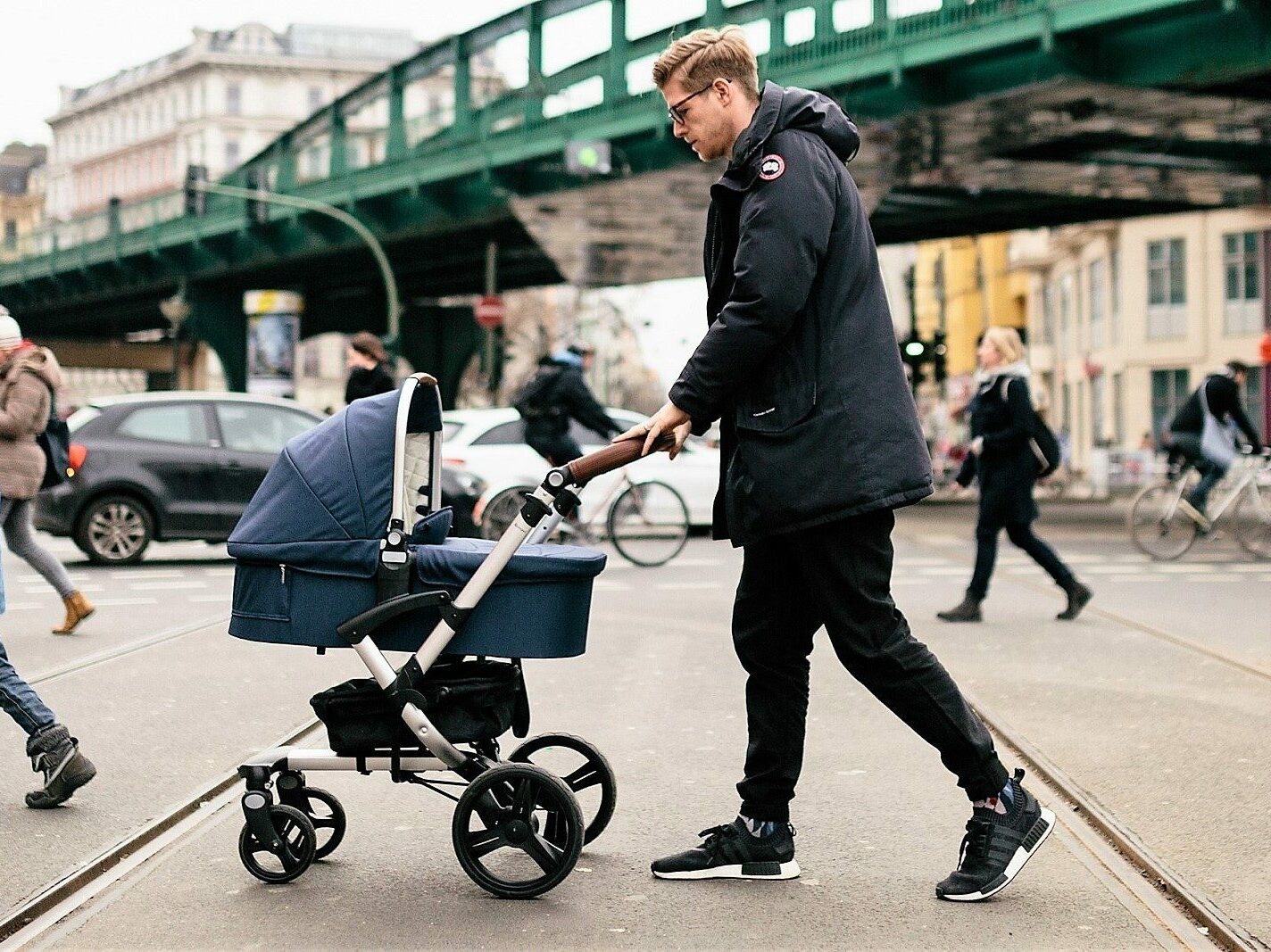 dad mit kinderwagen e1675326830315