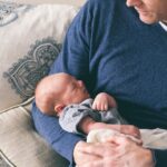 papa-haelt-schlafendes-baby-im-arm