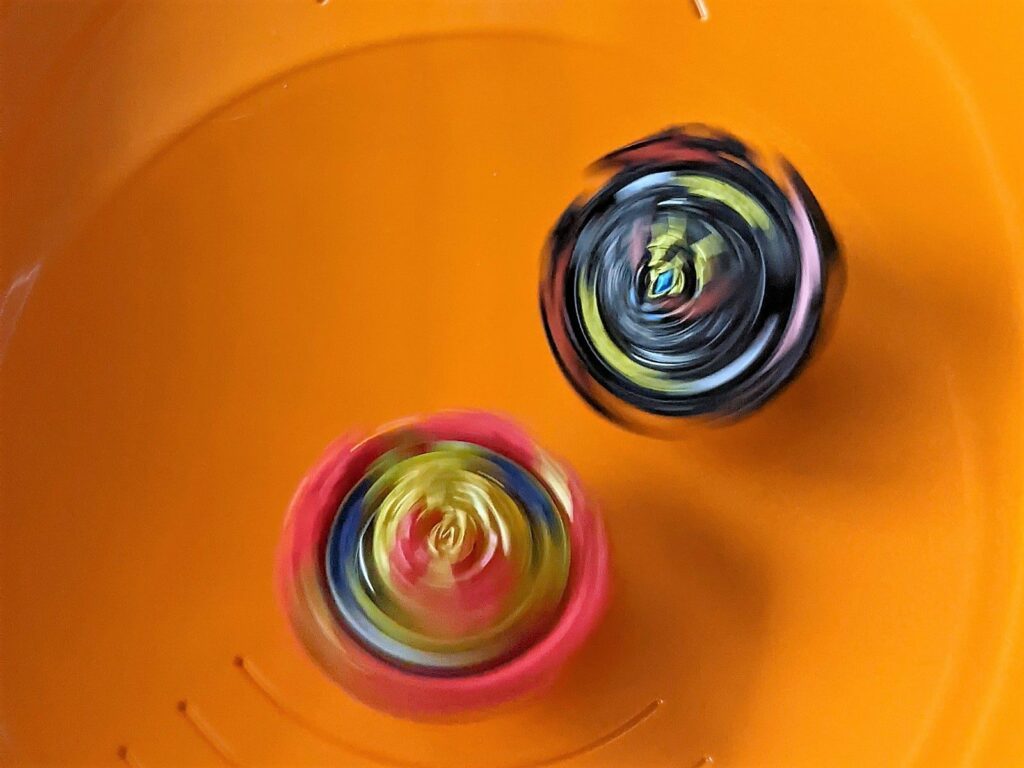 Duell der Kreisel - mit Beyblade in der Arena 8 zwei beyblades im beystadion