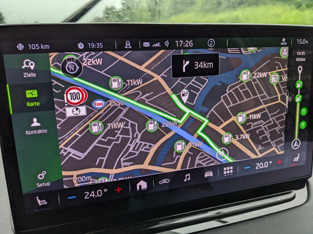 Škoda Enyaq iV 80 als Familienauto - das Elektro-SUV im Test 5 Das Navi des Škoda Enyaq iV 80 empfiehlt Ladestationen