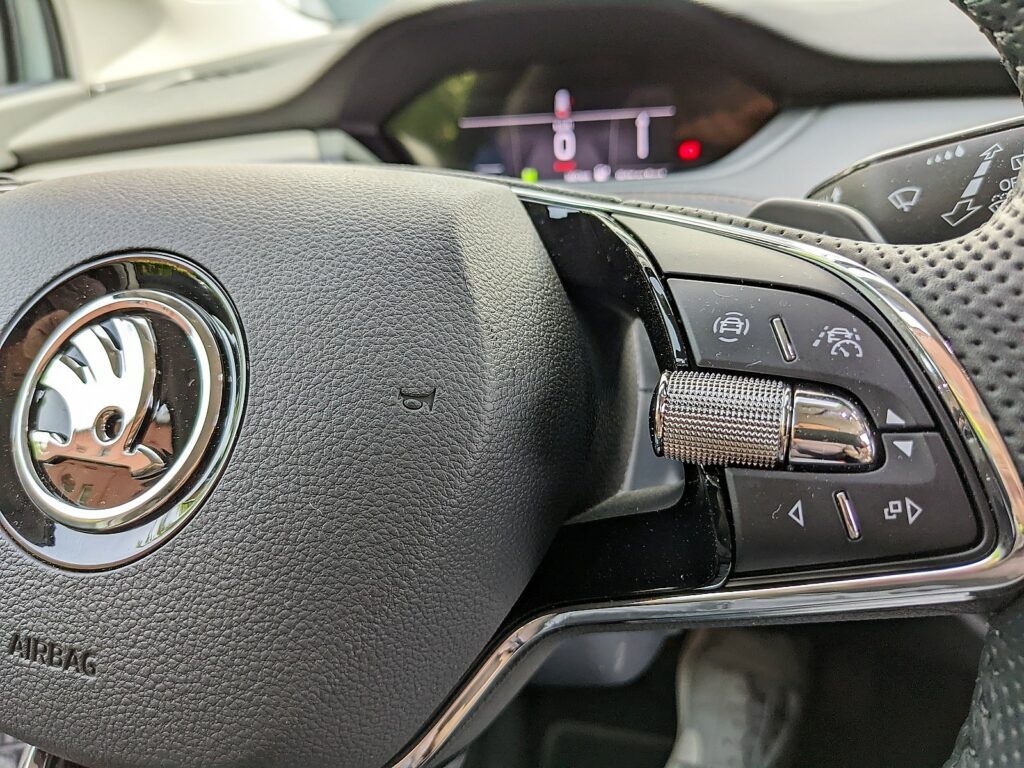 Škoda Enyaq iV 80 als Familienauto - das Elektro-SUV im Test 2 lenkrad und Tacho des Škoda Enyaq iV 80