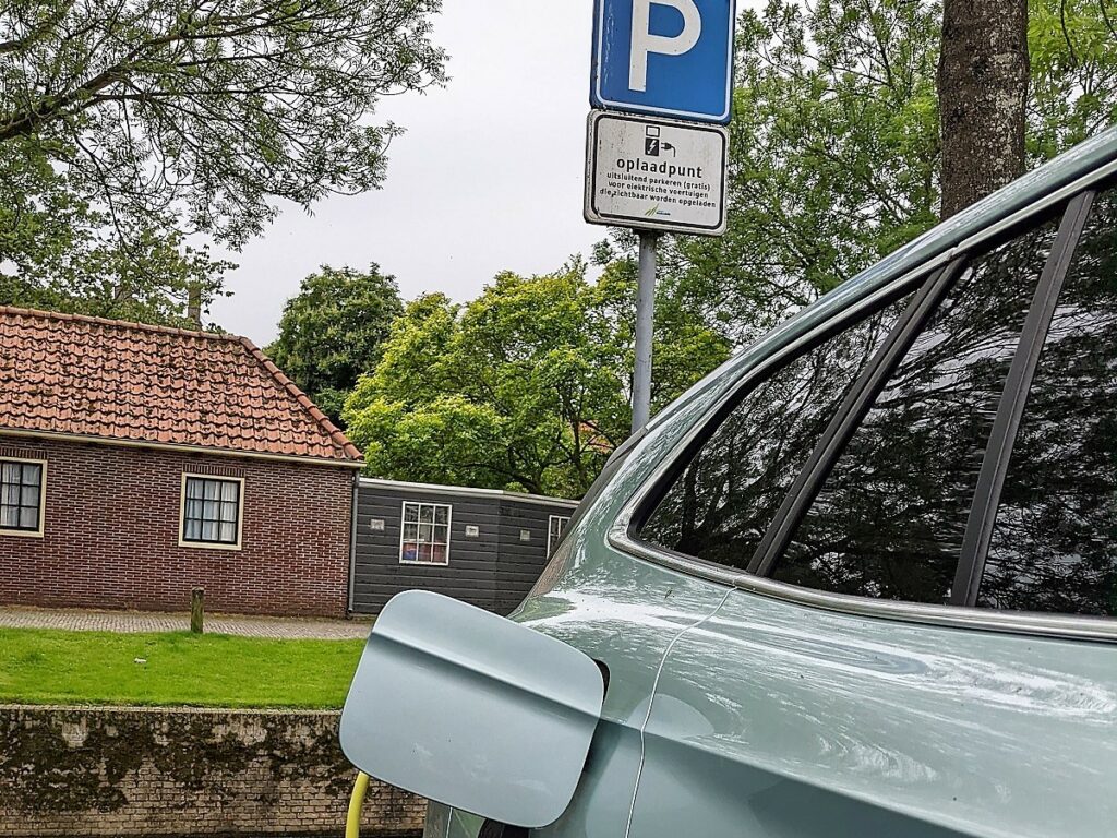 Škoda Enyaq iV 80 als Familienauto - das Elektro-SUV im Test 8 skoda enyaq iv 80 ladepunkt 1