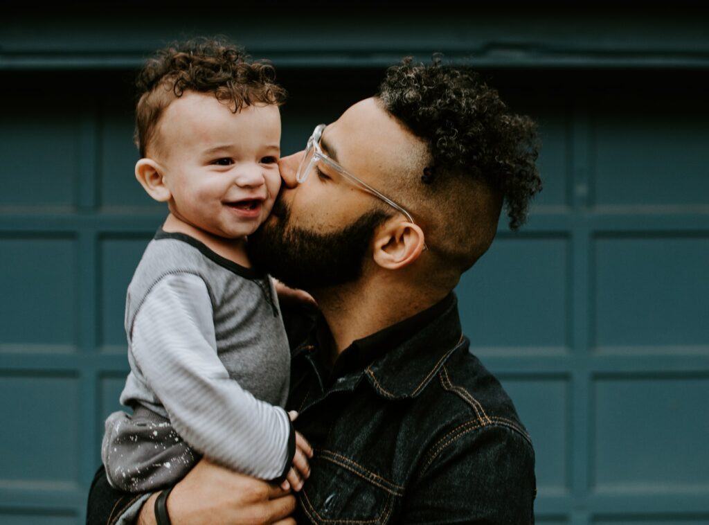Mehr Papa sein - So finden Arbeitnehmer mehr Zeit für ihre Kinder 2 kelly sikkema FqqaJI9OxMI unsplash