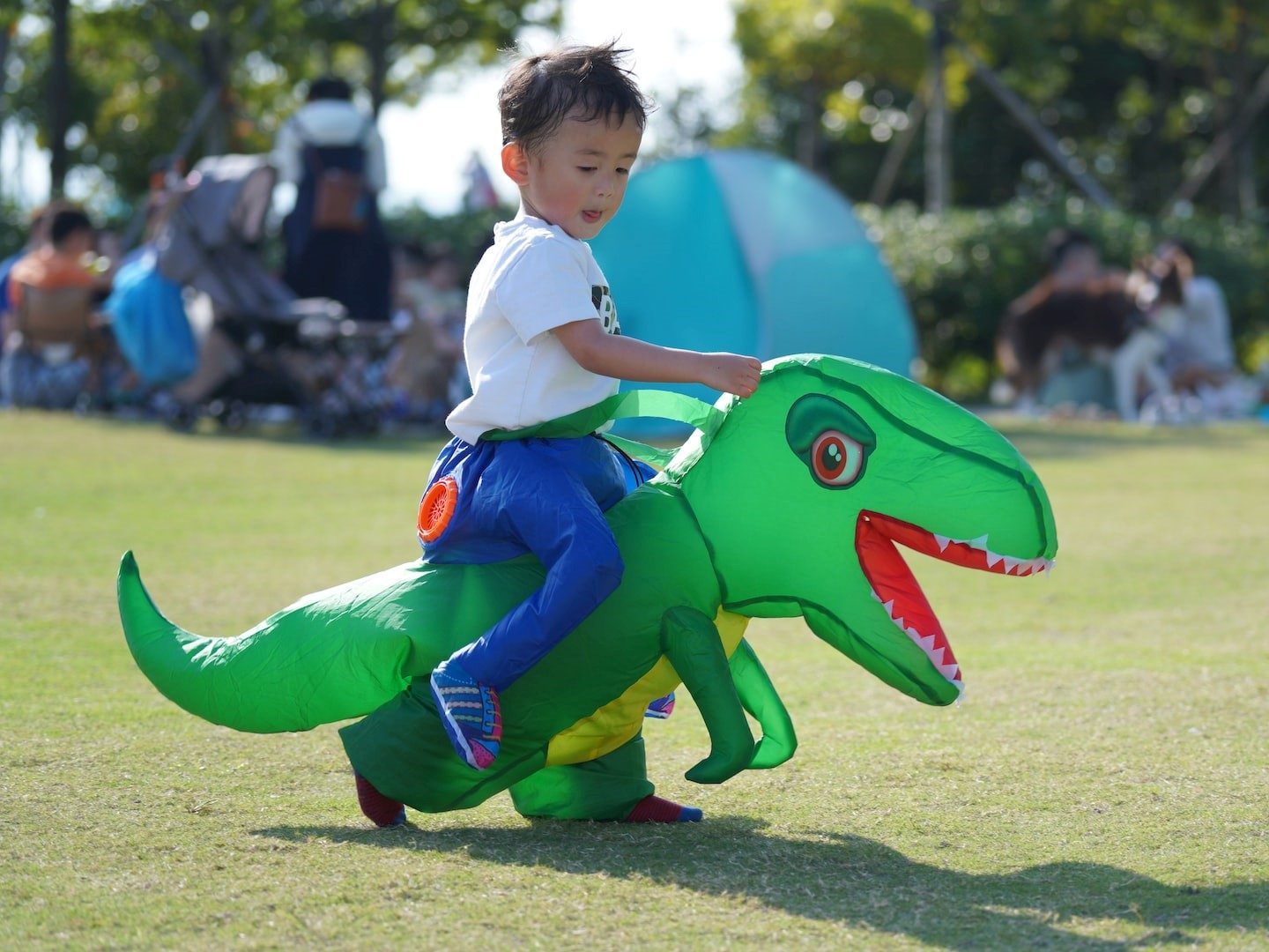 junge im dino-kostüm