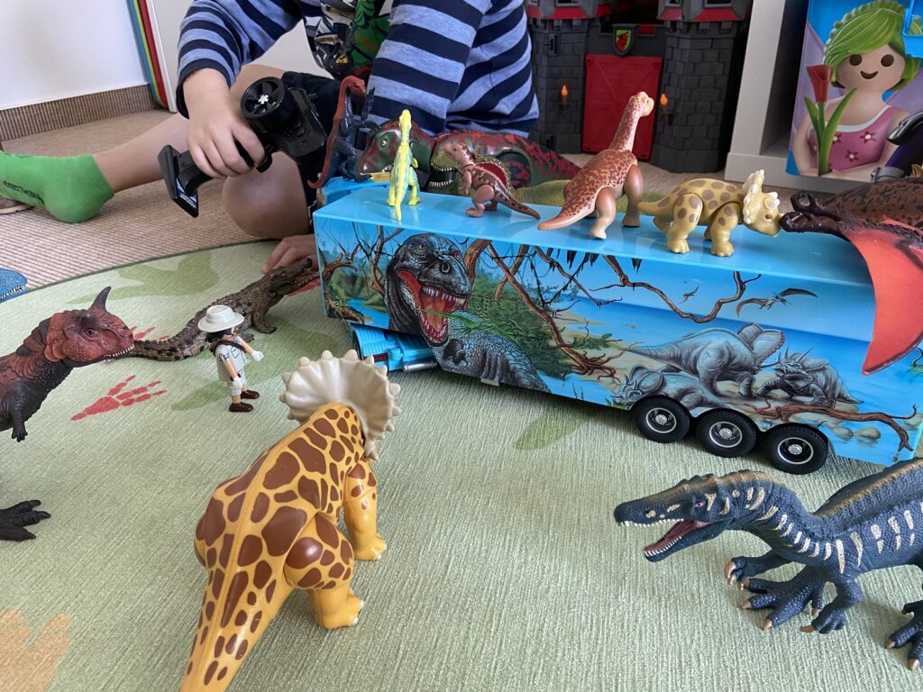 Der Dinosaurier-Truck sorgt bei Kindern für Begeisterung