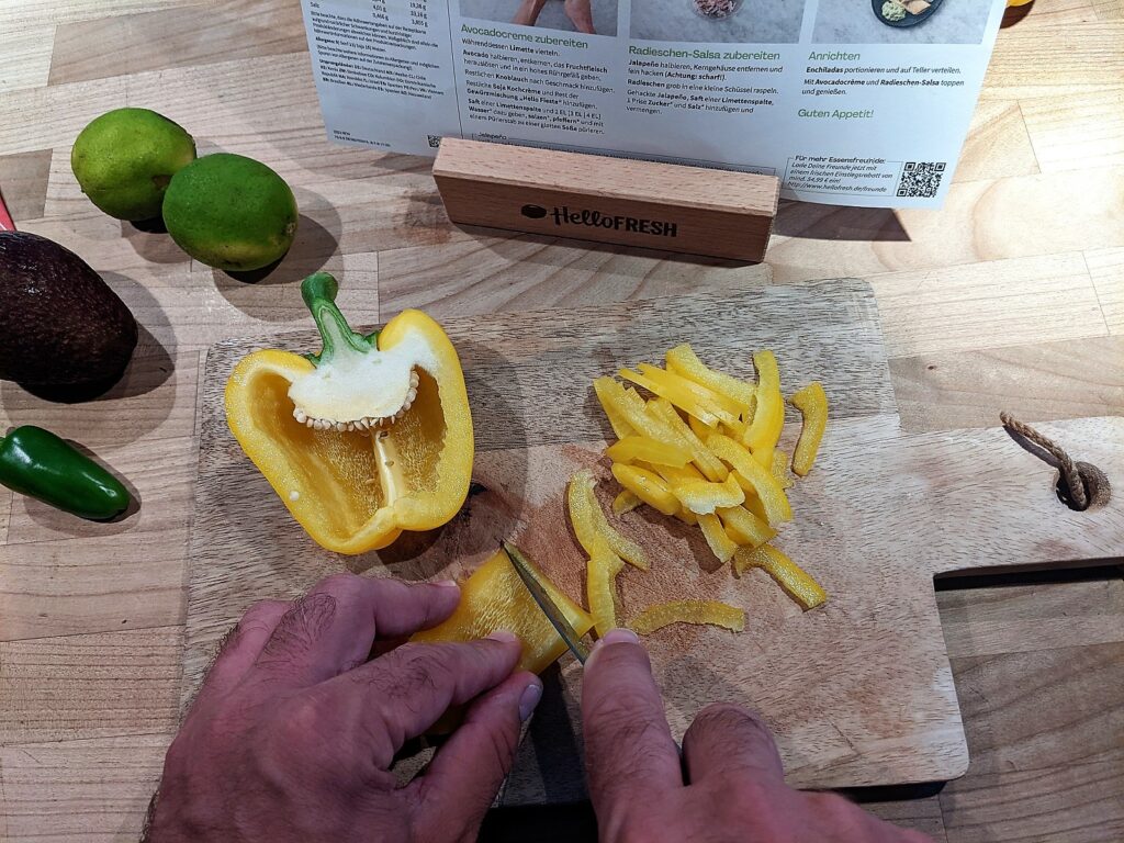 Väter an den Herd - Leckeres Familienessen mit HelloFresh 9 hellofresh wrap schnippeln
