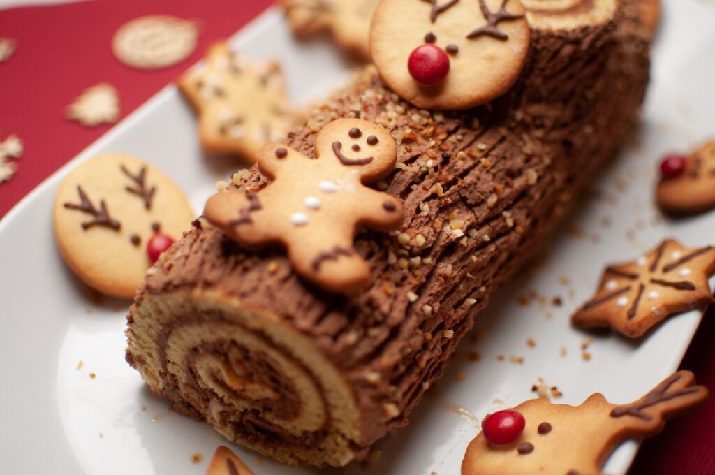 In Frankreich gehört zu den Weihnachtstraditionen ein leckerer Bûche de Noël