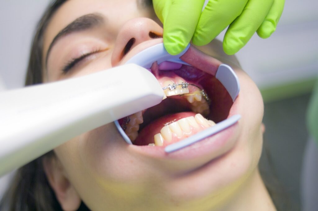 Mädchen mit Zahnspange beim Zahnarzt
