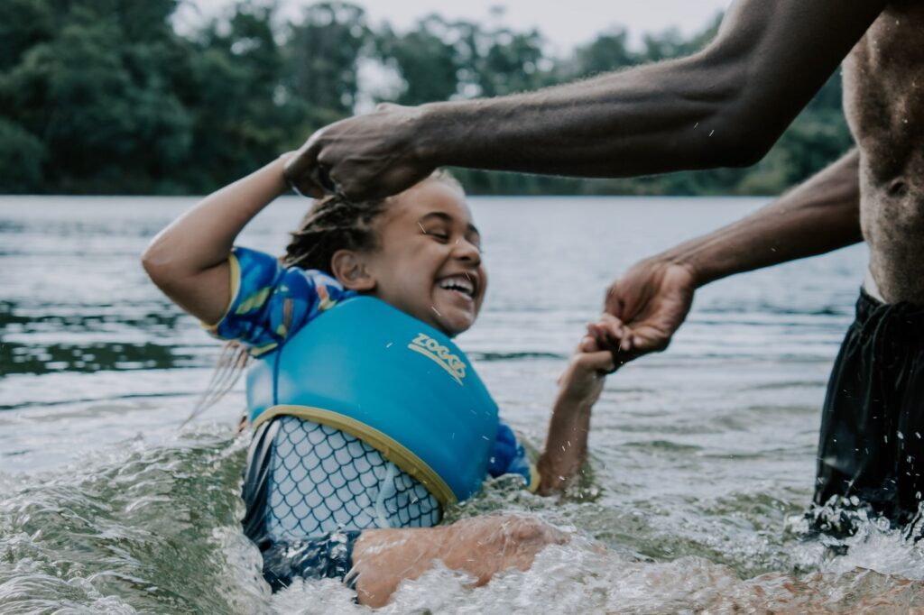 Aktivitäten für Väter und Kinder - 26 spannende Ideen 7 mieke campbell 8RhvvQR8scE unsplash
