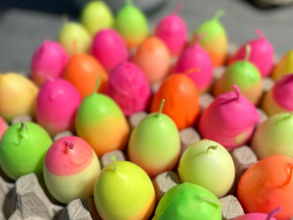 Oster-Basteltipp von Nina Bott - Bunte Eierkerzen ziehen 3 Unser Oster-Basteltipp von Nina Bott: mit Wachs gefärbte Ei-Kerzen