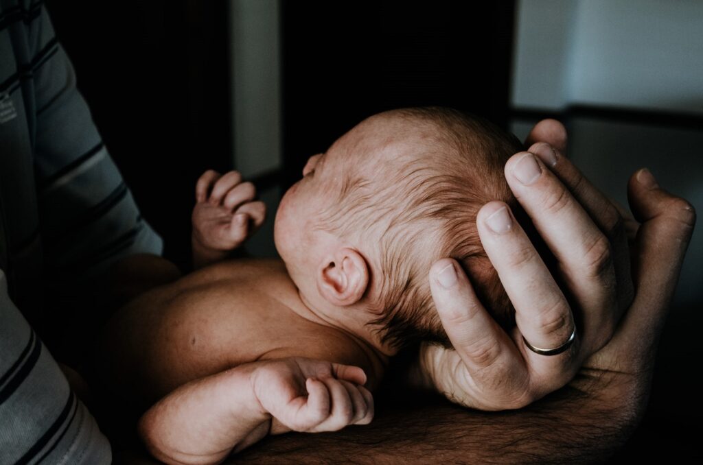 Glatt wie ein Babypopo - 5 No-Gos bei der Babypflege 7 kelly sikkema V106bb1a9BY unsplash 1