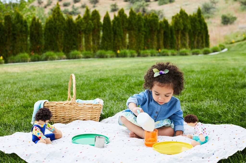 Raus geht's - 5 Outdoor-Ideen für KiTa-Kinder zum Spielen & Lernen 8 Lovevery Kuscheltier Picknick
