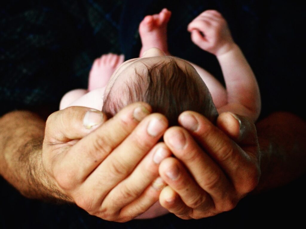 Durch eine gesetzlich verankerte Vaterschaftsfreistellung können sich Papas zumindest zum Start voll auf die Familie konzentrieren