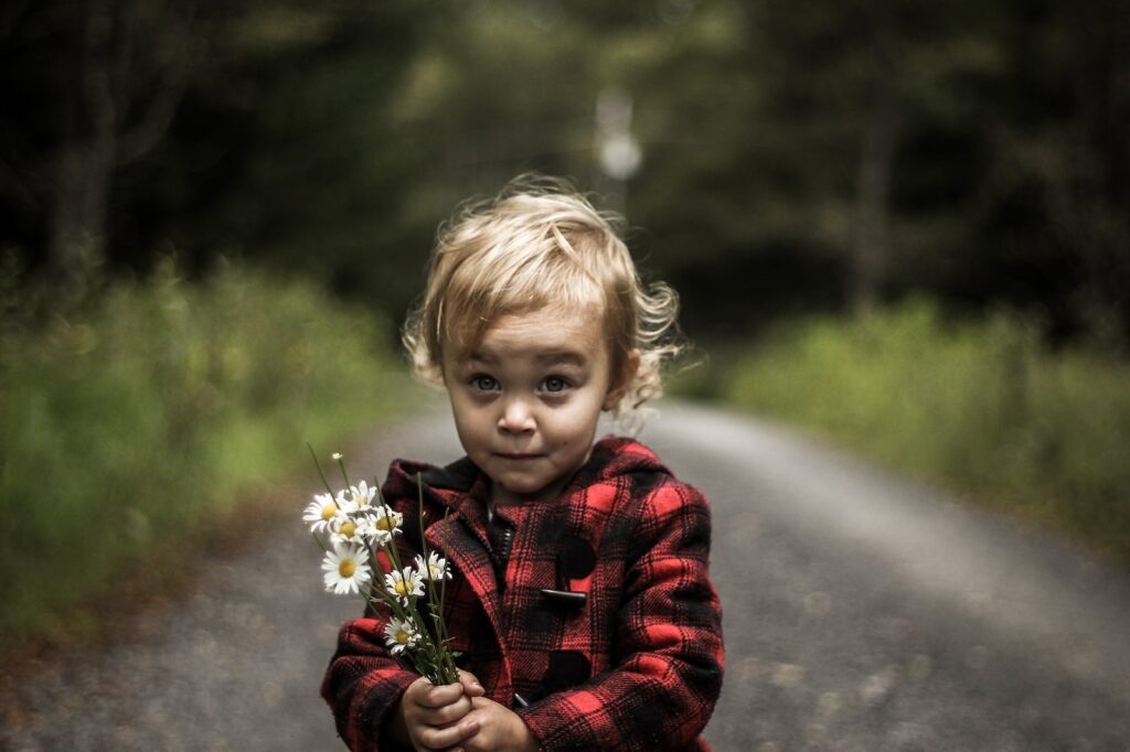 Raus geht's - 5 Outdoor-Ideen für KiTa-Kinder zum Spielen & Lernen 9 luke brugger LA8jTHBY6A unsplash