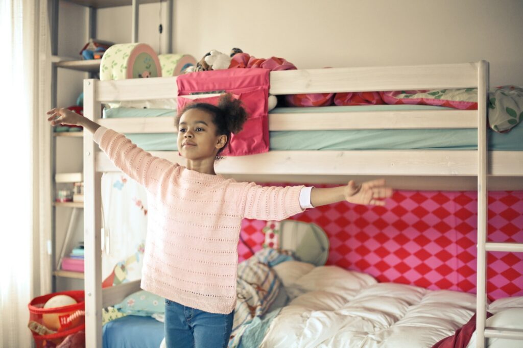 Kleine Kinderzimmer clever organisieren: 7 Tipps für mehr Stauraum 5 bruce mars wj8jq4a qLI unsplash