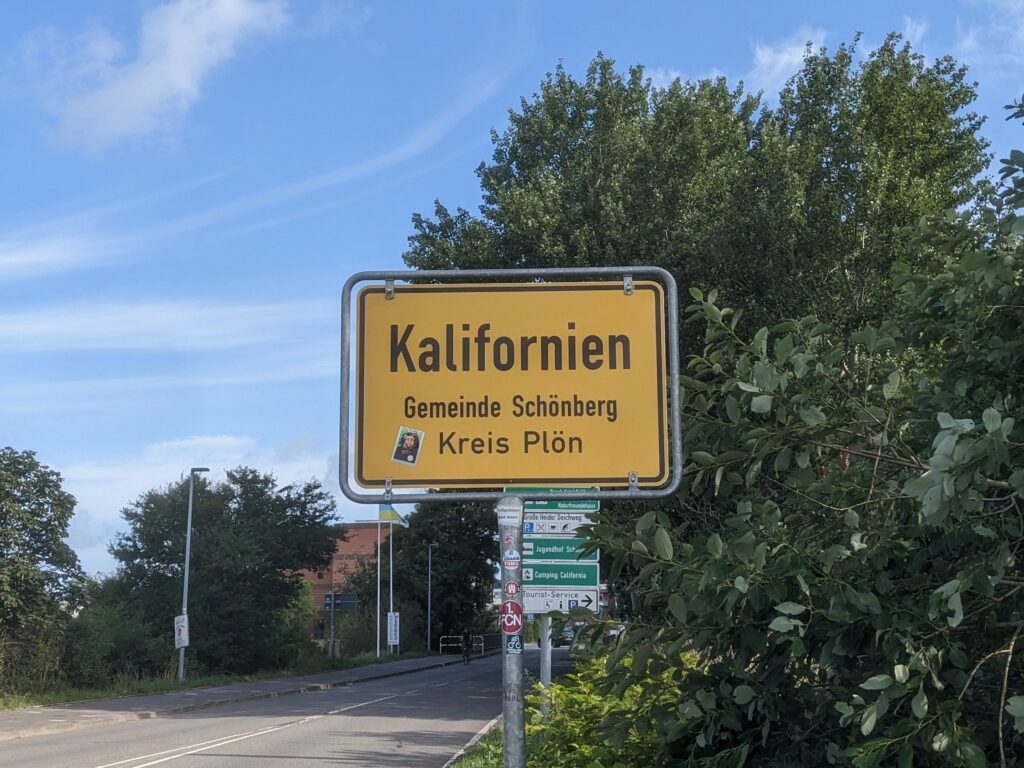 Strandurlaub in Kalifornien - Im Ferienhaus an der Ostsee 23 ortsschild kalifornien