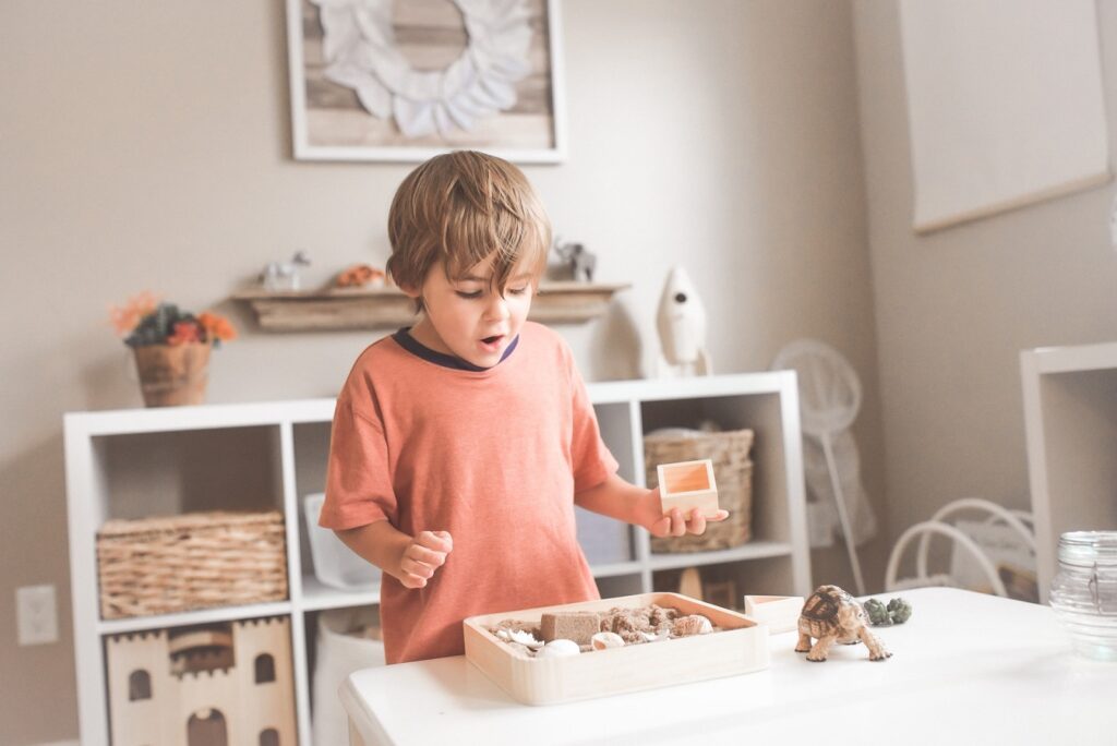 Kleine Kinderzimmer clever organisieren: 7 Tipps für mehr Stauraum 2 paige cody FHFfHWWzbCc unsplash