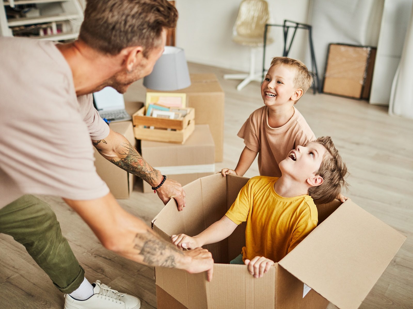 Bild Umzug Kinder und Vater