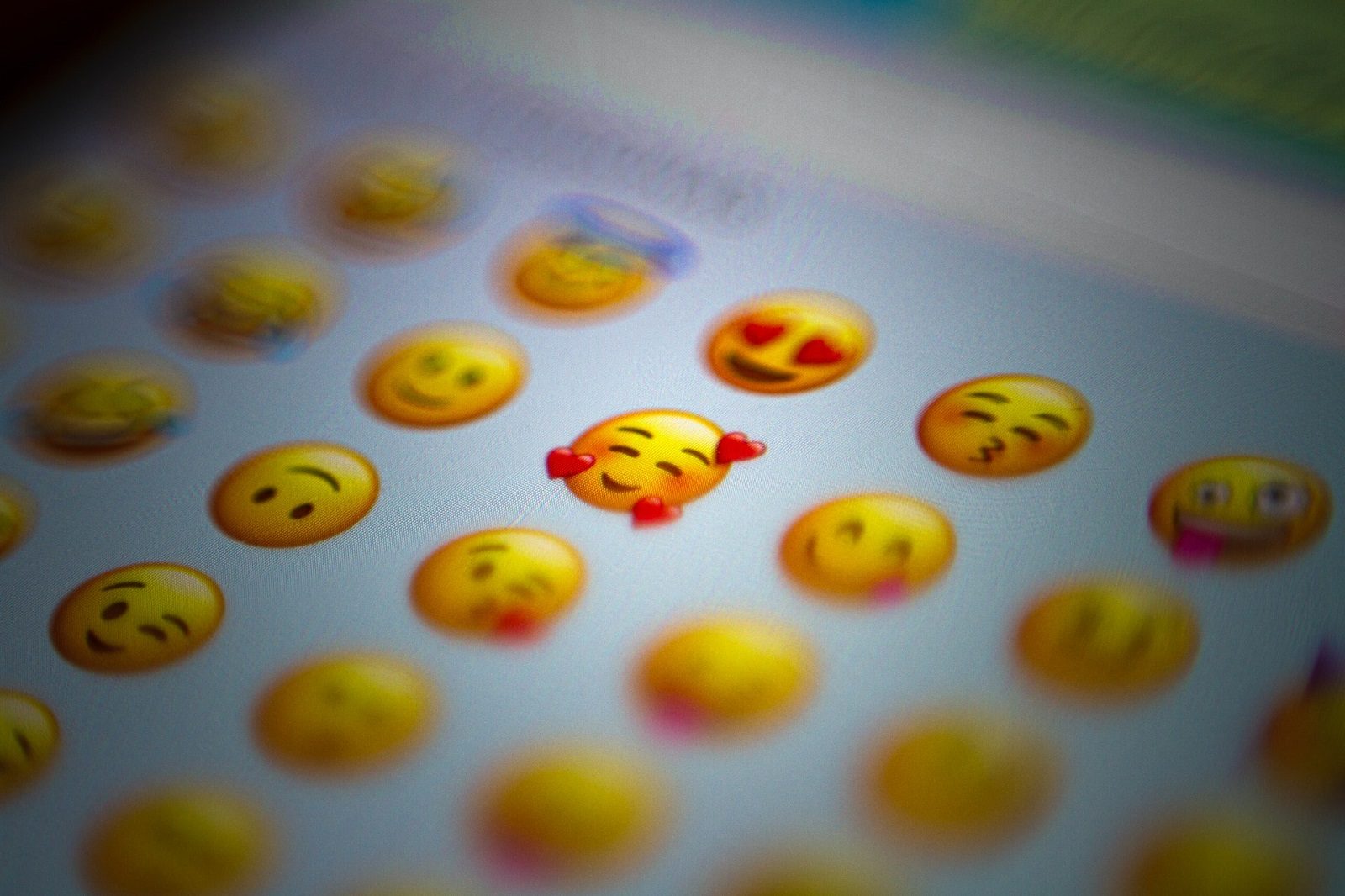 Von ð bis ð - Die Welt der Emojis und was unsere Kinder davon haben 2 domingo alvarez e Cs3y8Mn6 Gk unsplash