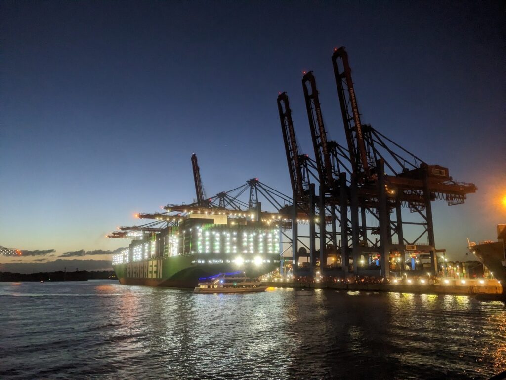 Eine Lichterfahrt durch den Hafen von Hamburg ist ein Highlight für die ganze Familie