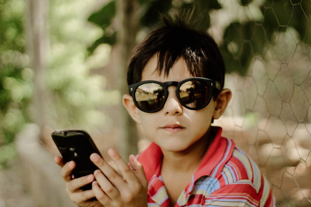 Von ð bis ð - Die Welt der Emojis und was unsere Kinder davon haben 5 Kinder lernen mit dem Smartphone auch die Nutzung von Emojis
