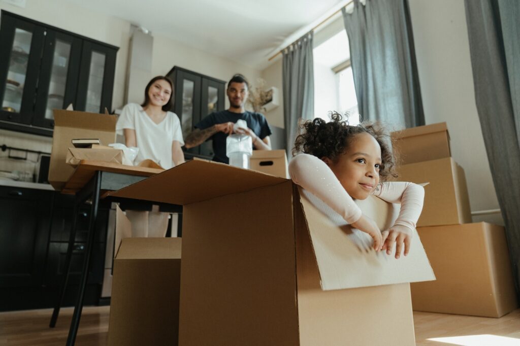 Umziehen mit Kindern: Tipps & Tricks für einen reibungslosen Familienumzug 3 Ein Umzug mit Kindern muss gut geplant und auch erklärt sein