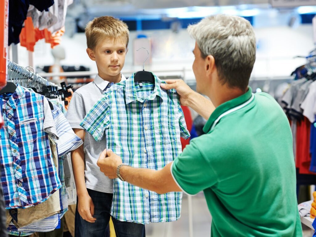 Wenn Papa die Kindergrößen kennen, können sie mit dem Nachwuchs Klamotten shoppen