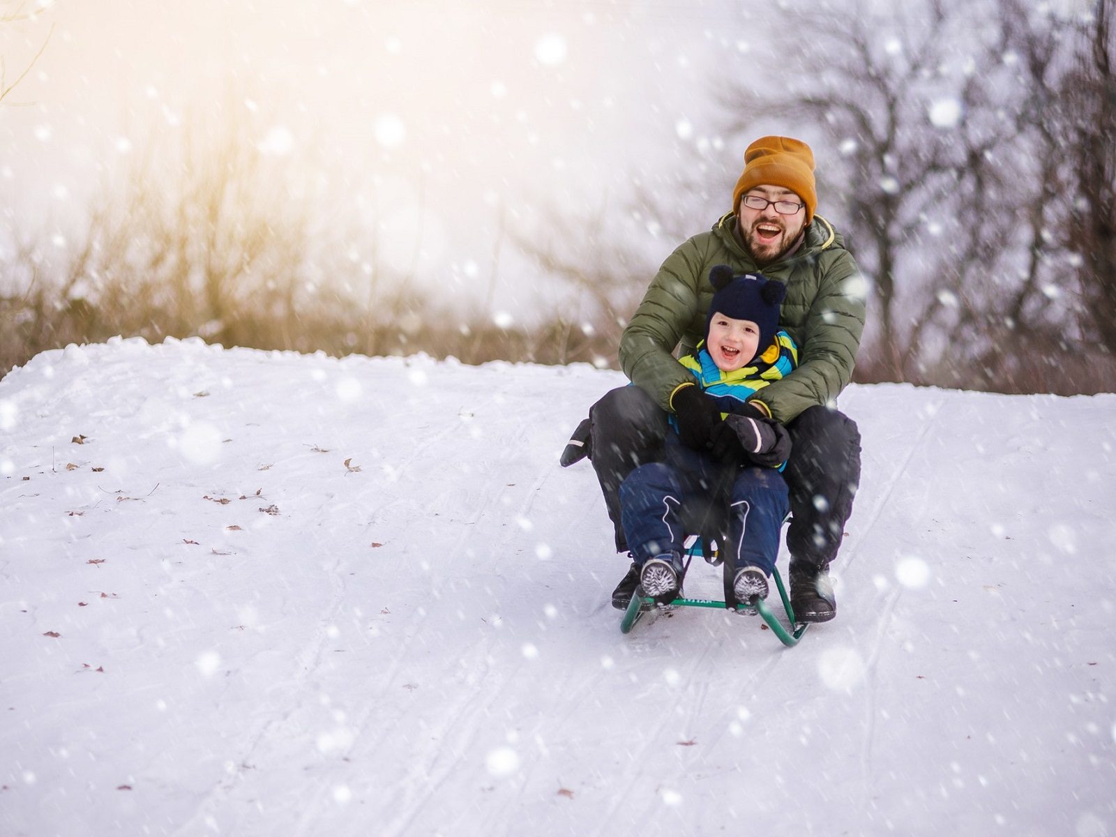 Sicherer Winterspaß - Tipps fürs Schlittenfahren mit Kindern