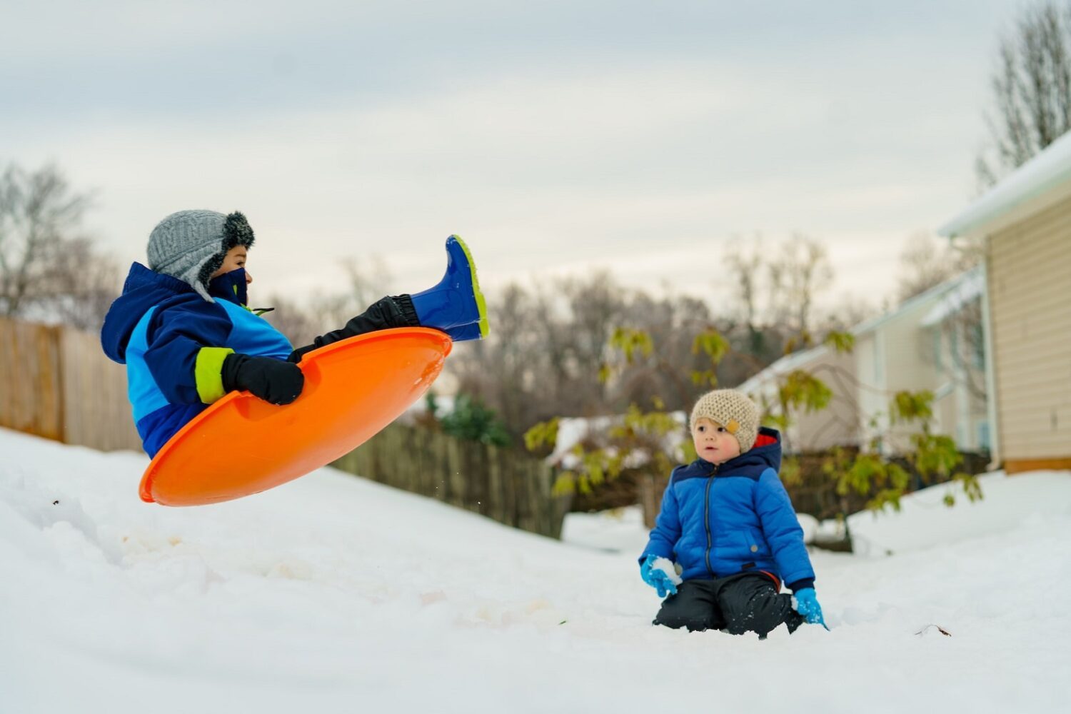 Kinder haben auf dem Schlitten oder Bob im Winter extrem viel Spaß