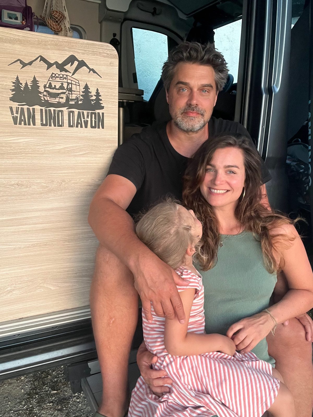 Schauspieler Raphaël Vogt mit Freundin Kati und Tochter auf Tour
