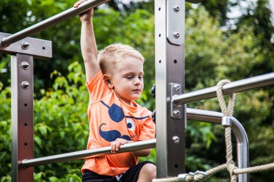 Von Bärenkrabbeln bis Hangelleiter - Familienfitness & Calisthenics im Freien 9 TOLYMP family fitness calisthenics 02