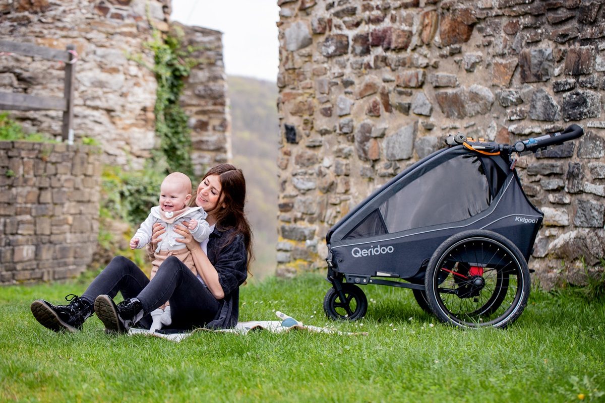 Babytransport im Fahrradanhänger: Ab wann, wie und worauf gilt es zu achten? 7 Baby Fahrradanhaenger Pause