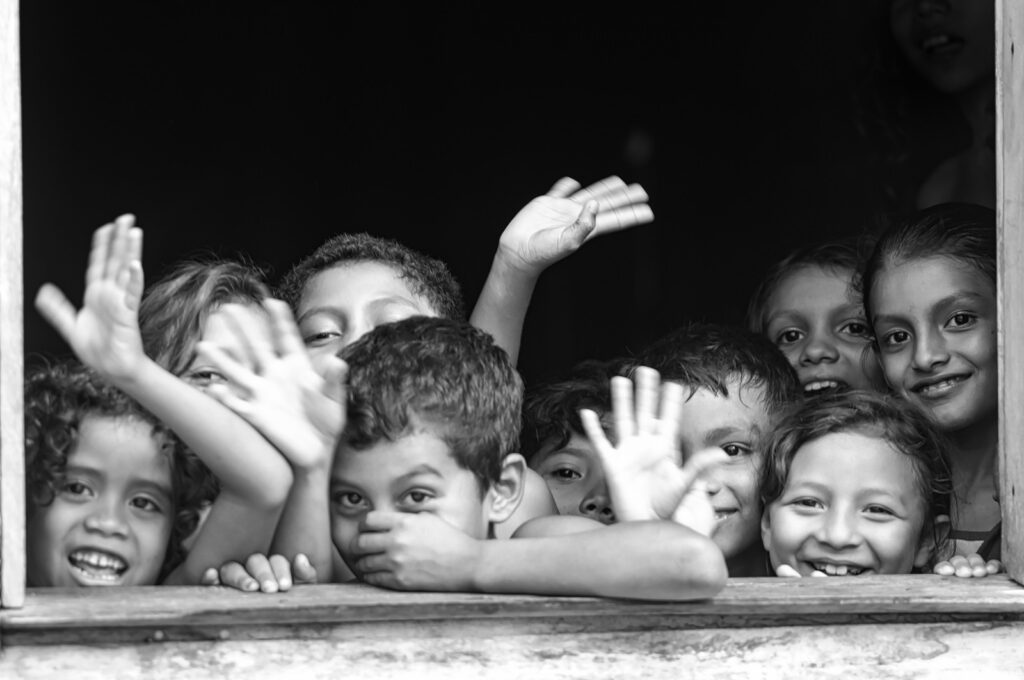 CEWE Collection zum Weltkindertag 2024 - Die Welt mit Kinderaugen 6 CEWE Photo Award 2025 Titel Curiously Fotografin Hella Brandenburger Kategorie Menschen