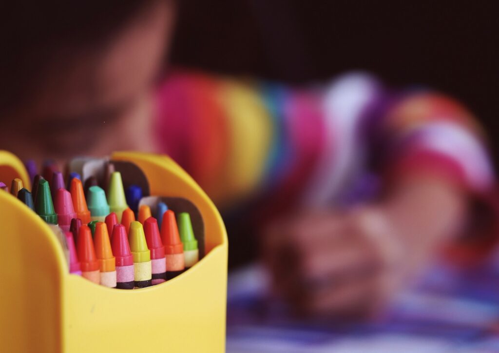 5 Tipps zum Schreiben lernen - So fördern Eltern eine schöne Handschrift der Kinder 9 aaron burden 1zR3WNSTnvY unsplash