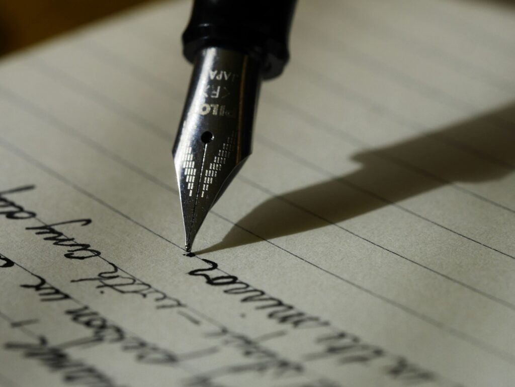 5 Tipps zum Schreiben lernen - So fördern Eltern eine schöne Handschrift der Kinder 8 aaron burden y02jEX B0O0 unsplash