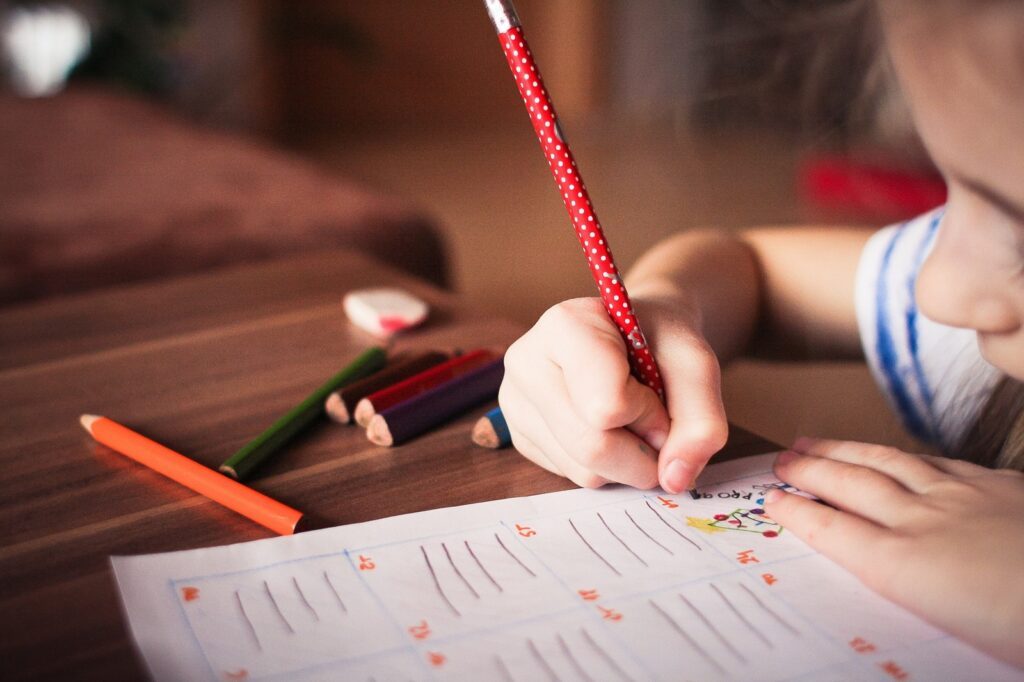 5 Tipps zum Schreiben lernen - So fördern Eltern eine schöne Handschrift der Kinder 6 Eine schöne Handschrift ist auch im digitalen Zeitalter wichtig.