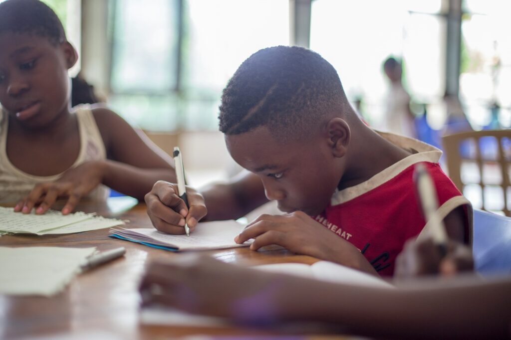 5 Tipps zum Schreiben lernen - So fördern Eltern eine schöne Handschrift der Kinder 7 santi vedri O5EMzfdxedg unsplash