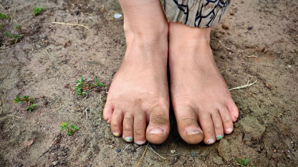 10 Spiele im Wald, die deine Kinder lieben werden 13 dreckige kinderfuesse barfusslaufen