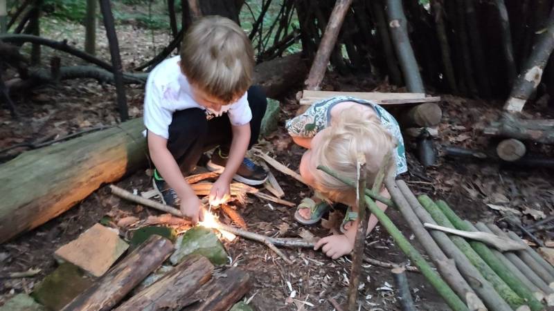 10 Spiele im Wald, die deine Kinder lieben werden 12 kinder mit feuerstahl