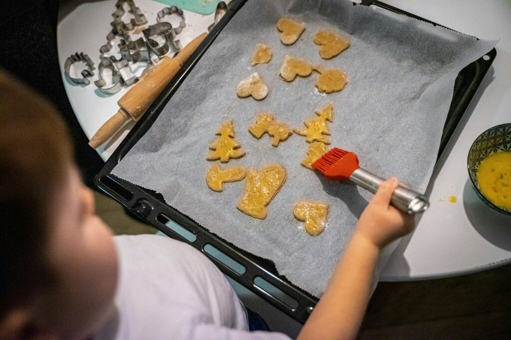 Süß, kreativ, gemütlich: 5 DIY-Projekte für die Adventszeit mit Kindern 8 Plätzchen backen ist das beliebteste DIY-Projekt für Kinder im Advent