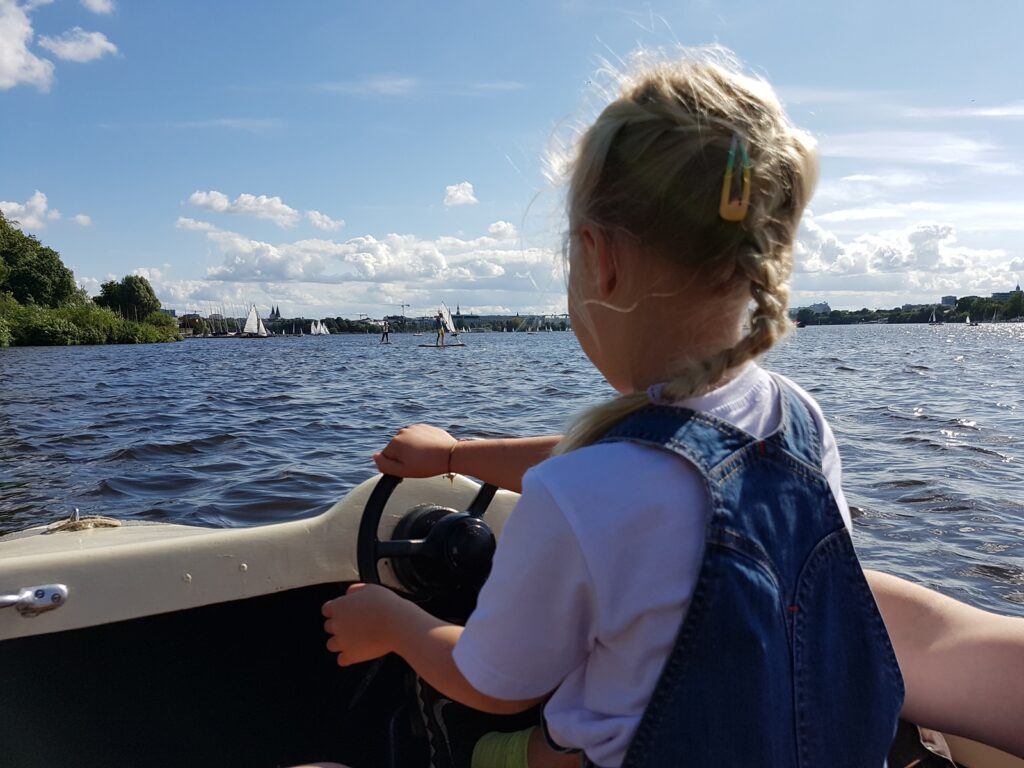 Ausflüge auf dem Wasser sind für Kinder besonders aufregend