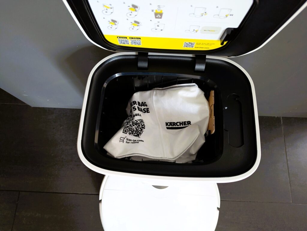 Die Absaugstation des Kärcher RCV 5 fasst bis zu vier Liter im Staubbeutel