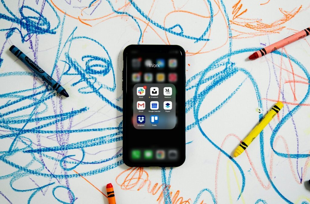 Technik für die Kleinen, Verantwortung bei den Großen: Wie Familien von gebrauchten Handys profitieren 7 charlesdeluvio 3fLywd jkfU unsplash