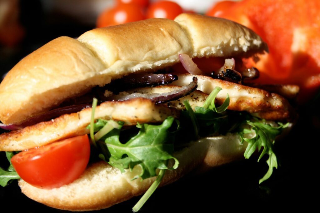 Unser Rezept für einen saftigen Halloumi-Burger