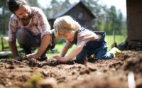 01 papa gaertnert mit sohn garten erleben min