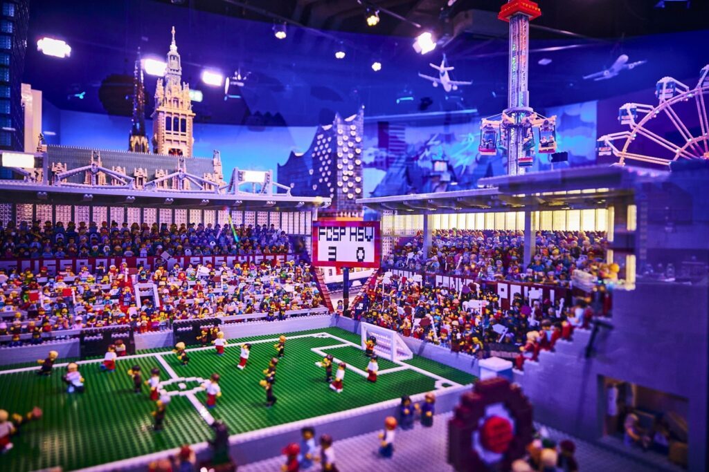 Baustein-Boom in der Hafencity Hamburg - Das LEGO Discovery Centre öffnet die Tore 7 Das Millerntor-Stadion ist Teil im neuen LEGO Discovery Centre in Hamburg
