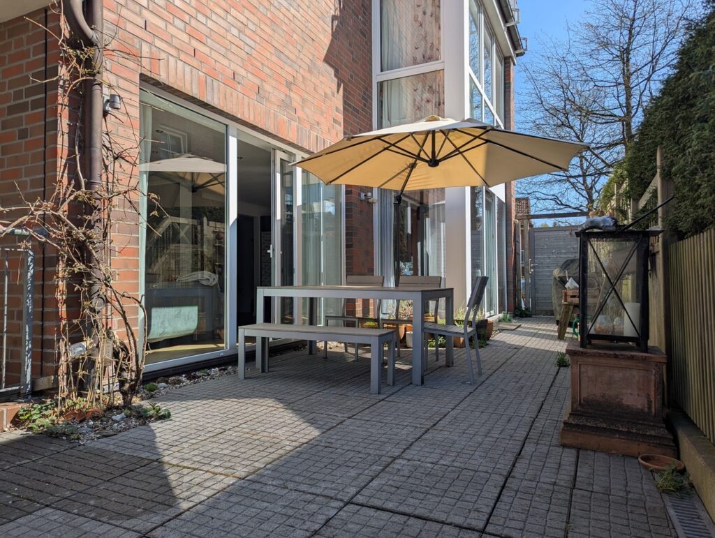 Dach über dem Kopf - Mit der Pergolux Pergola S3 nun auch auf der Terrasse 6 pergolux pergola vorher schirm min