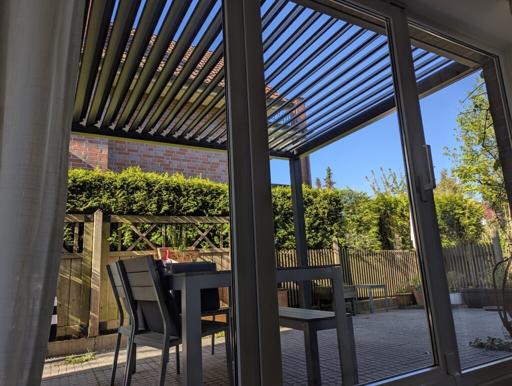 Dach über dem Kopf - Mit der Pergolux Pergola S3 nun auch auf der Terrasse 7 pergolux pergola wandmontiert 4x3m min